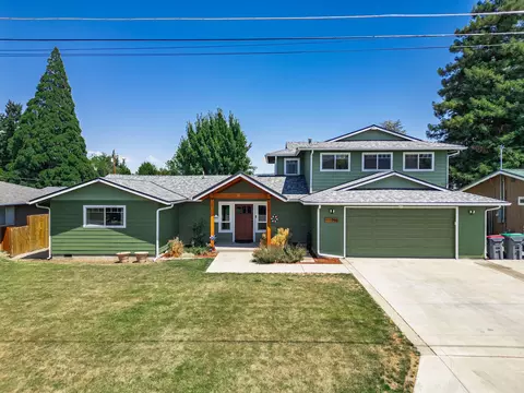 755 S 4th St, Central Point, OR 97502