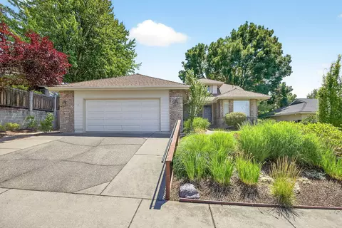 3218 Larue Dr, Medford, OR 97504