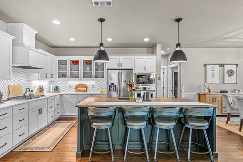 Kitchen - 1741 River Run St, Central Point, OR 97502 photo 2 of 4