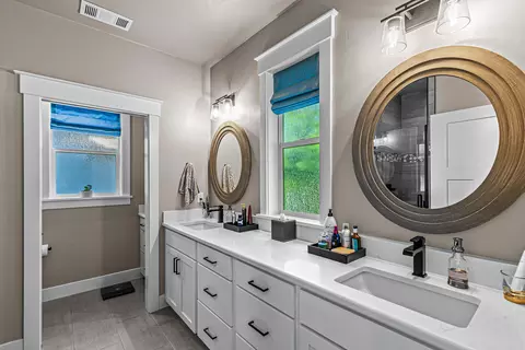 Bath - 1741 River Run St, Central Point, OR 97502 photo 1 of 3