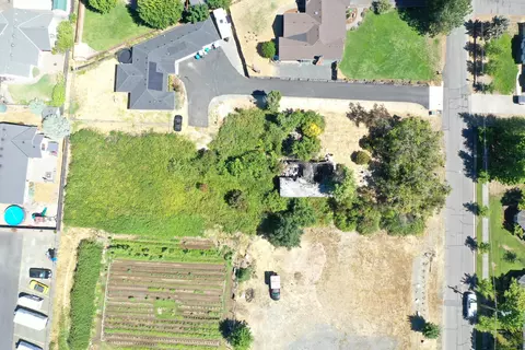 1414 Shady Ln, Grants Pass, OR 97527