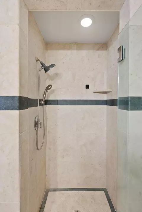 Bath - 21376 Oakview Dr, Bend, OR 97701 photo 4 of 6