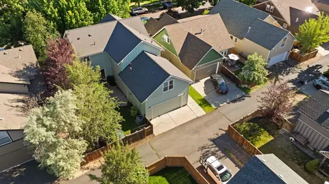 View/Area - 21376 Oakview Dr, Bend, OR 97701 photo 1 of 9