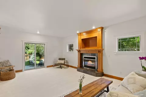 Living - 21376 Oakview Dr, Bend, OR 97701 photo 3 of 4
