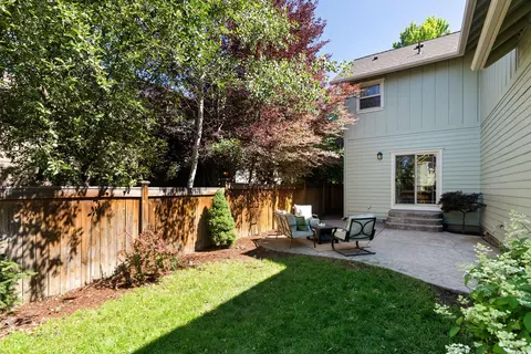 Exterior - 21376 Oakview Dr, Bend, OR 97701 photo 4 of 5