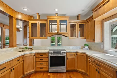 Kitchen - 21376 Oakview Dr, Bend, OR 97701 photo 2 of 4