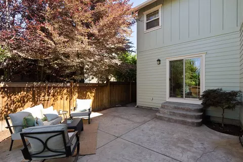 Exterior - 21376 Oakview Dr, Bend, OR 97701 photo 3 of 5