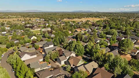 View/Area - 21376 Oakview Dr, Bend, OR 97701 photo 4 of 9