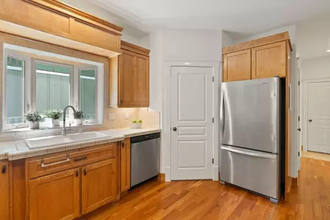 Kitchen - 21376 Oakview Dr, Bend, OR 97701 photo 3 of 4