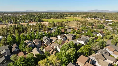 View/Area - 21376 Oakview Dr, Bend, OR 97701 photo 7 of 9