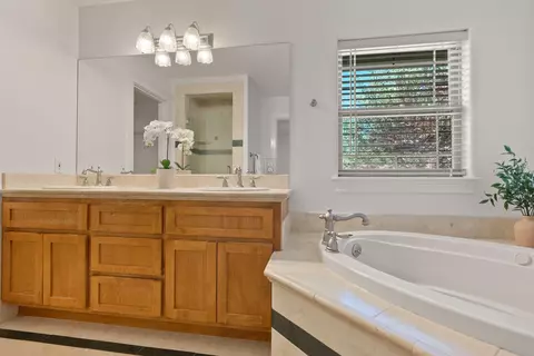 Bath - 21376 Oakview Dr, Bend, OR 97701 photo 2 of 6