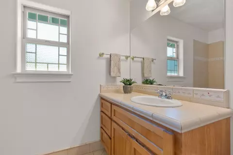 Bath - 21376 Oakview Dr, Bend, OR 97701 photo 5 of 6