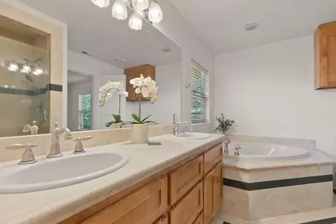 Bath - 21376 Oakview Dr, Bend, OR 97701 photo 3 of 6