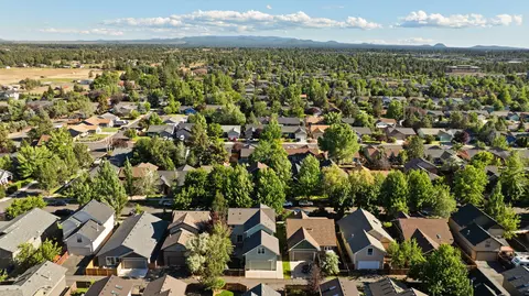 View/Area - 21376 Oakview Dr, Bend, OR 97701 photo 3 of 9