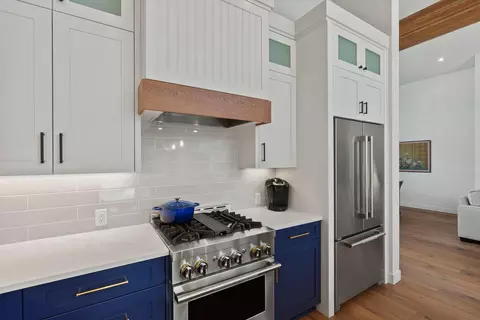 Kitchen - 3055 NW Tharp Ave, Bend, OR 97703 photo 6 of 10
