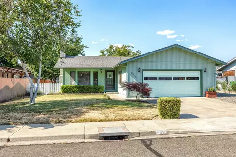 2976 Lois Ln, Grants Pass, OR 97527