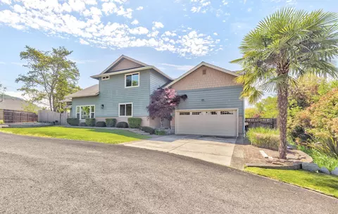 149 NW Sunday Dr, Grants Pass, OR 97526