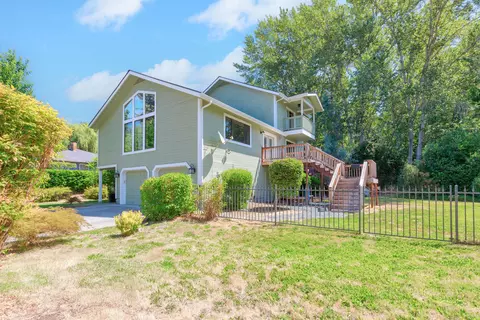 1059 SE Belle Aire Dr, Grants Pass, OR 97526