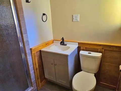 Bath - 52433 Pine Dr, La Pine, OR 97739 photo 1 of 2