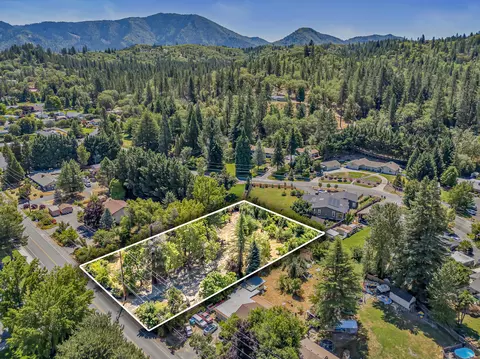 681 W Harbeck Rd, Grants Pass, OR 97527