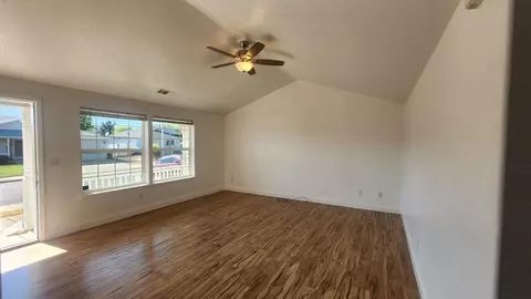Living - 29 Devonwood Ct, Eagle Point, OR 97524 photo 2 of 5