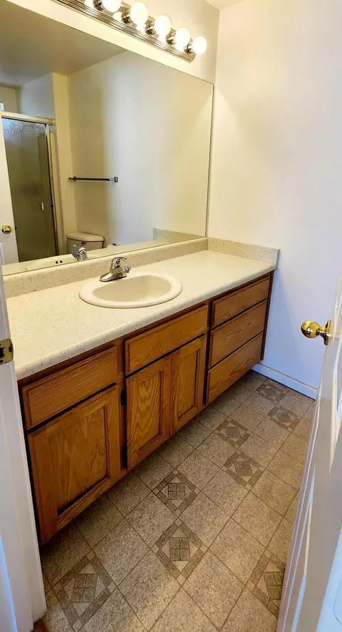 Bath - 29 Devonwood Ct, Eagle Point, OR 97524 photo 2 of 3