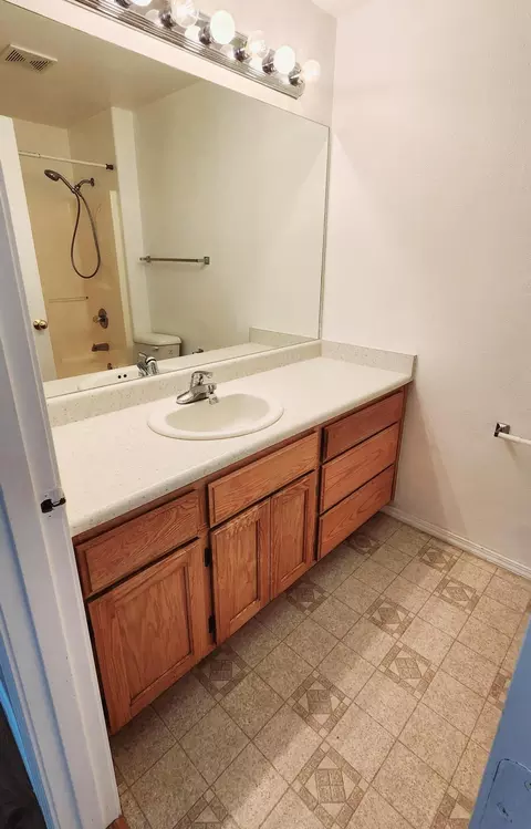 Bath - 29 Devonwood Ct, Eagle Point, OR 97524 photo 1 of 3