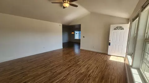 Living - 29 Devonwood Ct, Eagle Point, OR 97524 photo 3 of 5