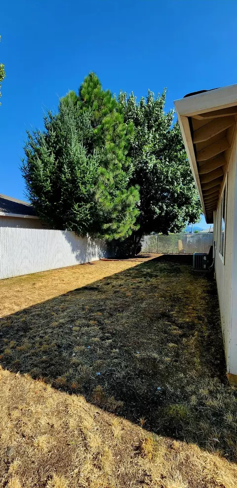 Exterior - 29 Devonwood Ct, Eagle Point, OR 97524 photo 7 of 8