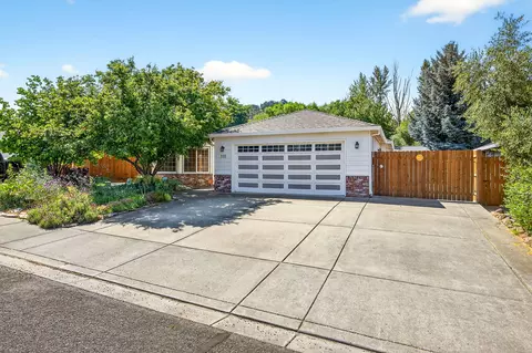 110 Freshwater Dr, Phoenix, OR 97535
