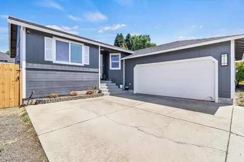 Exterior - 640 N Heights Dr, Eagle Point, OR 97524 photo 7 of 7