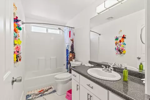 Bath - 640 N Heights Dr, Eagle Point, OR 97524 photo 3 of 3