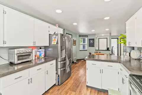 Kitchen - 640 N Heights Dr, Eagle Point, OR 97524 photo 3 of 4