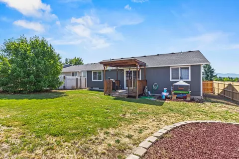 Exterior - 640 N Heights Dr, Eagle Point, OR 97524 photo 4 of 7