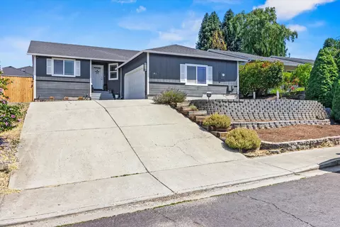 640 N Heights Dr, Eagle Point, OR 97524