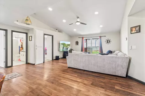 Entry Way - 640 N Heights Dr, Eagle Point, OR 97524 photo 2 of 3