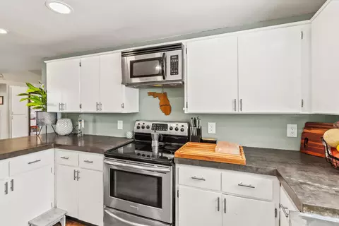 Kitchen - 640 N Heights Dr, Eagle Point, OR 97524 photo 4 of 4