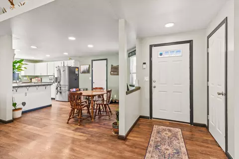 Entry Way - 640 N Heights Dr, Eagle Point, OR 97524 photo 1 of 3