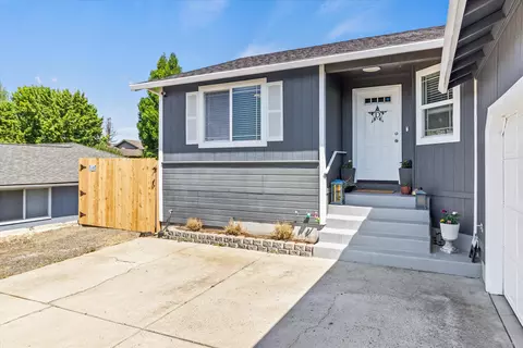 Exterior - 640 N Heights Dr, Eagle Point, OR 97524 photo 1 of 7