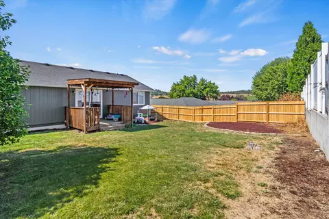 Exterior - 640 N Heights Dr, Eagle Point, OR 97524 photo 5 of 7
