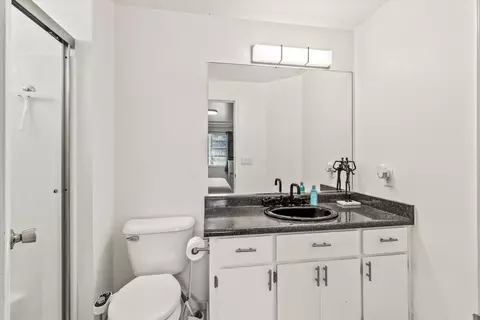 Bath - 640 N Heights Dr, Eagle Point, OR 97524 photo 2 of 3