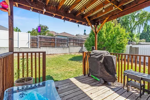 Exterior - 640 N Heights Dr, Eagle Point, OR 97524 photo 2 of 7