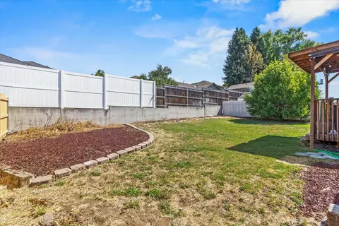 Exterior - 640 N Heights Dr, Eagle Point, OR 97524 photo 3 of 7