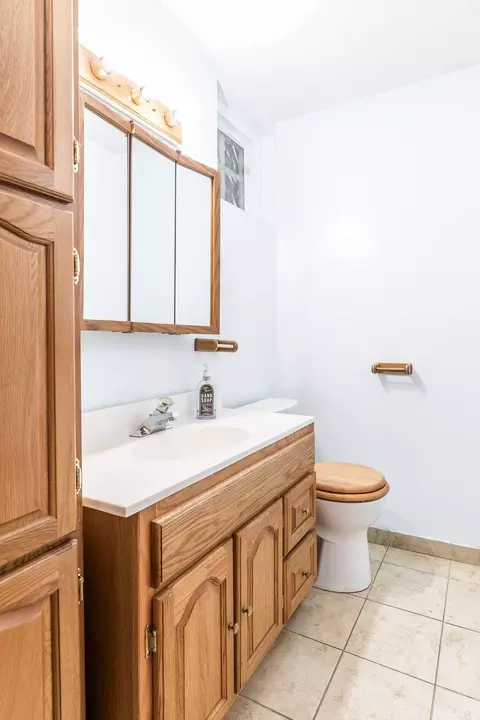 Bath - 834 NE 11th St, Bend, OR 97701 photo 2 of 2