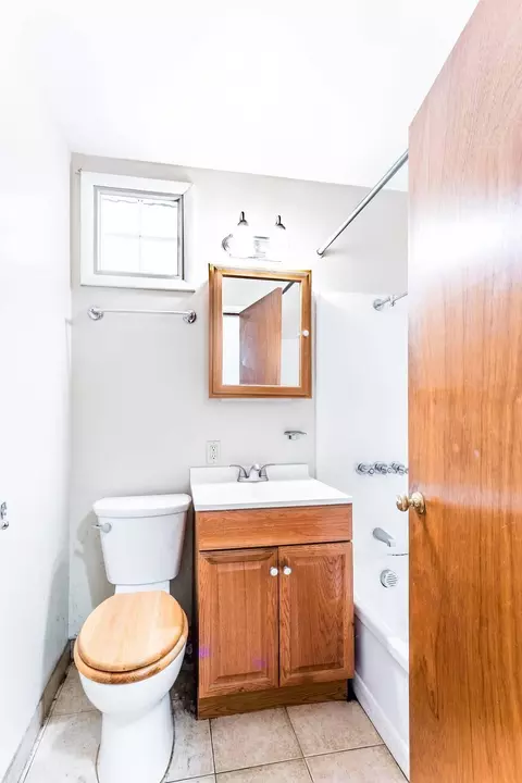 Bath - 834 NE 11th St, Bend, OR 97701 photo 1 of 2
