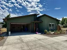 142 Village Park Dr, Ashland, OR 97520