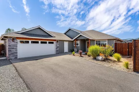 1561 Raydean Dr, Grants Pass, OR 97527
