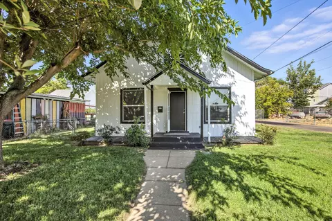 144 N 5th St, Central Point, OR 97502