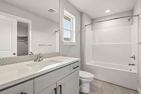 Bath - 1297 Stonegate Dr #473, Eagle Point, OR 97524 photo 5 of 5