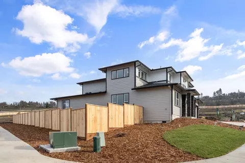Exterior - 1297 Stonegate Dr #473, Eagle Point, OR 97524 photo 9 of 9